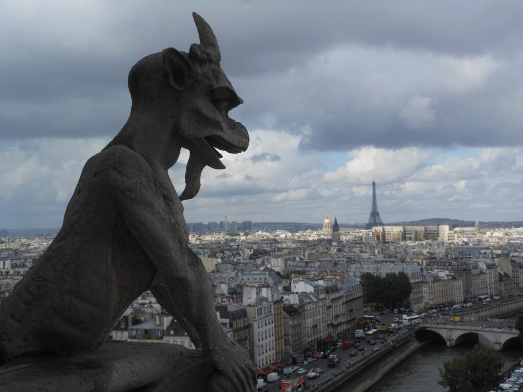 Île de la Cité: A Walking Guide to the Historic Heart of Paris