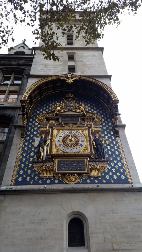 Île de la Cité: A Walking Guide to the Historic Heart of Paris