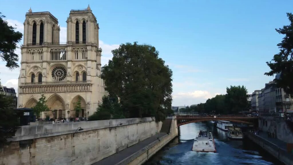 Île de la Cité: A Walking Guide to the Historic Heart of Paris