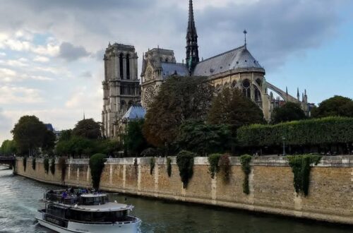 Île de la Cité: A Walking Guide to the Historic Heart of Paris