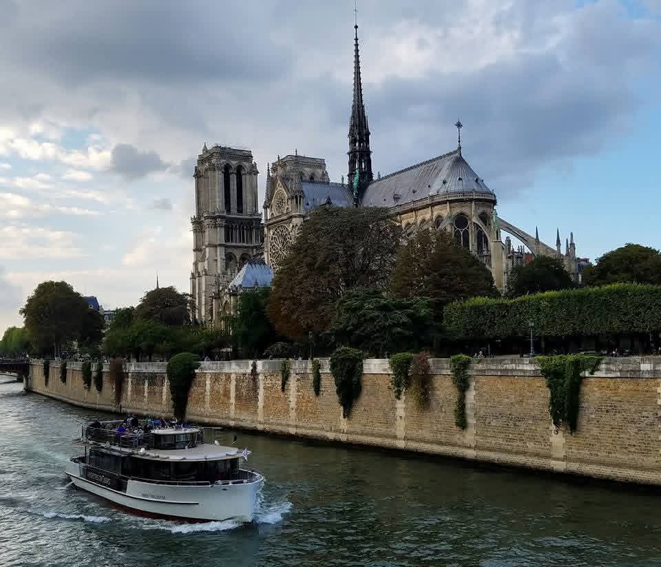 Île de la Cité: A Walking Guide to the Historic Heart of Paris