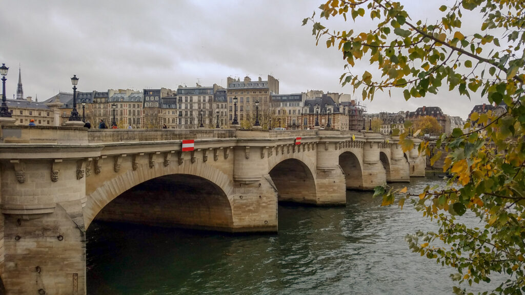 Île de la Cité: A Walking Guide to the Historic Heart of Paris